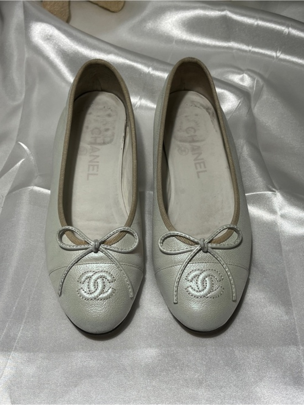 CHANEL white caviar Leather Ballet Flats with Bow and CC Logo
